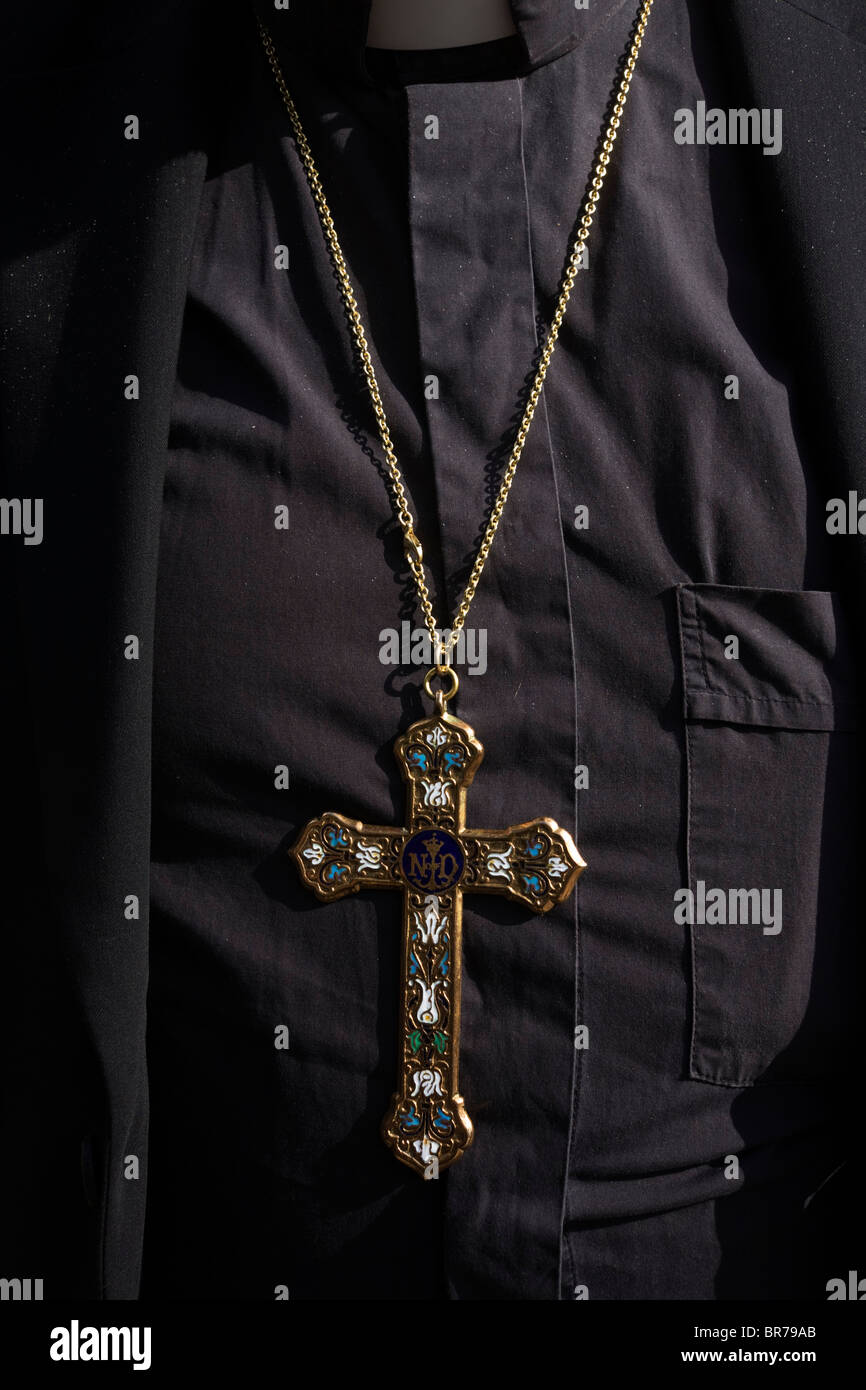 A pectoral crucifix cross worn by an anonymous Anglican (Protestant Church  of England) Bishop during Pope Benedict XVI's tour Stock Photo - Alamy