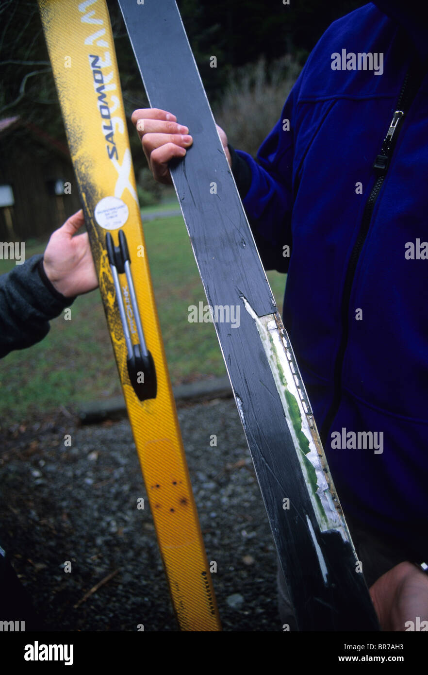 Broken skis hires stock photography and images Alamy