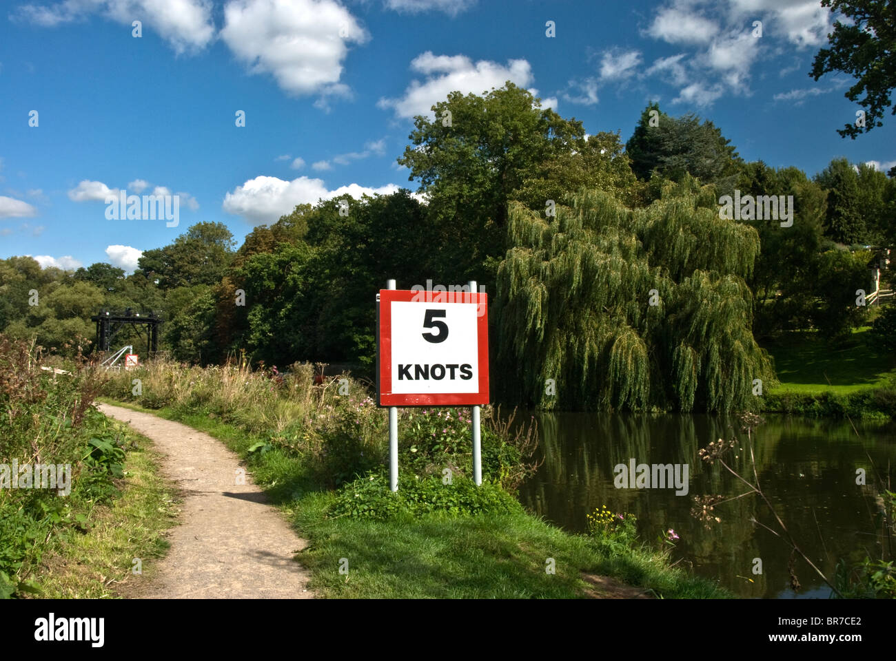 5 knot speed limit sign on river bank Stock Photo Alamy