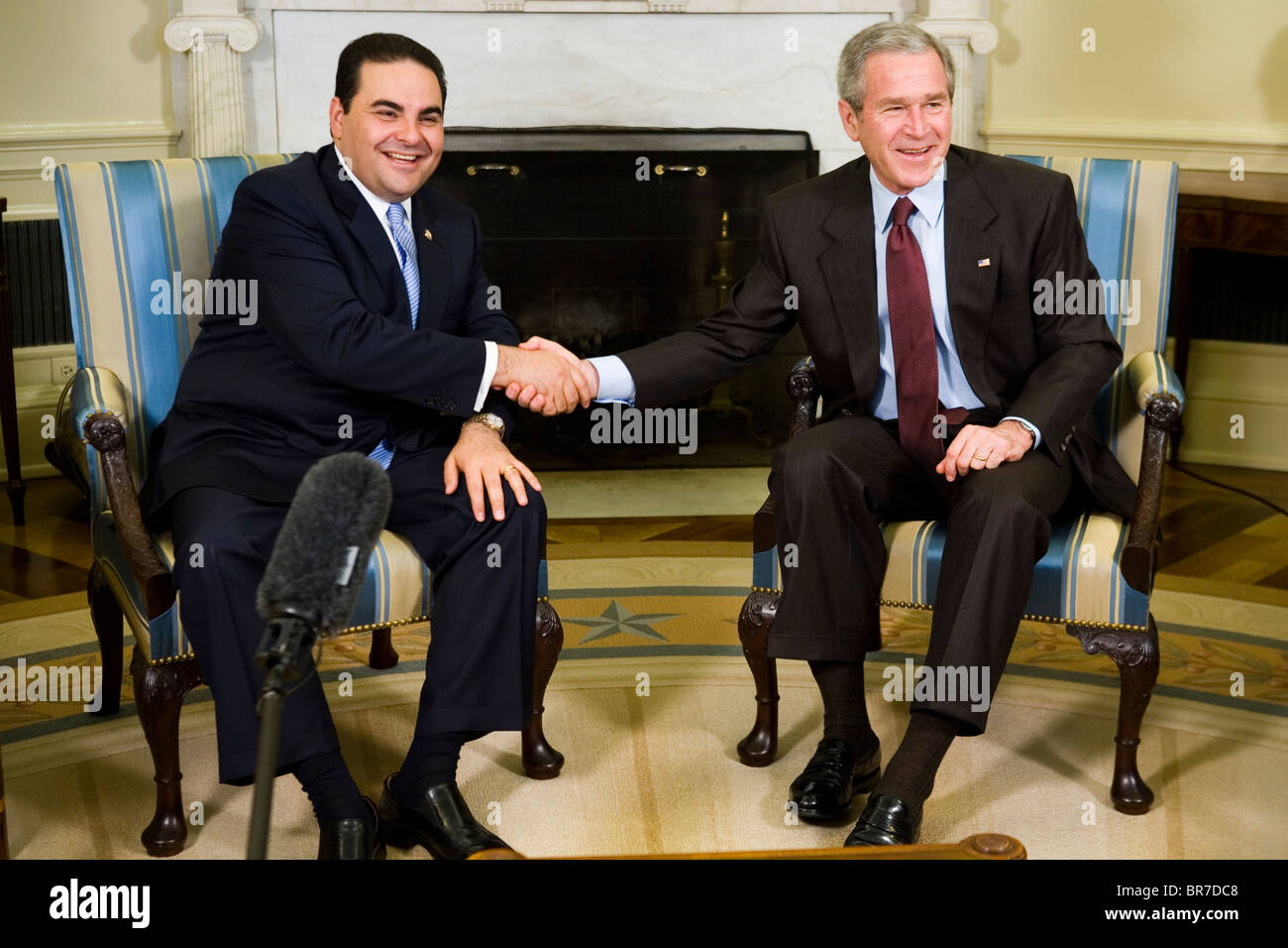 President Bush meets with Tony Saca President of El Salvador in the Oval office Stock Photo