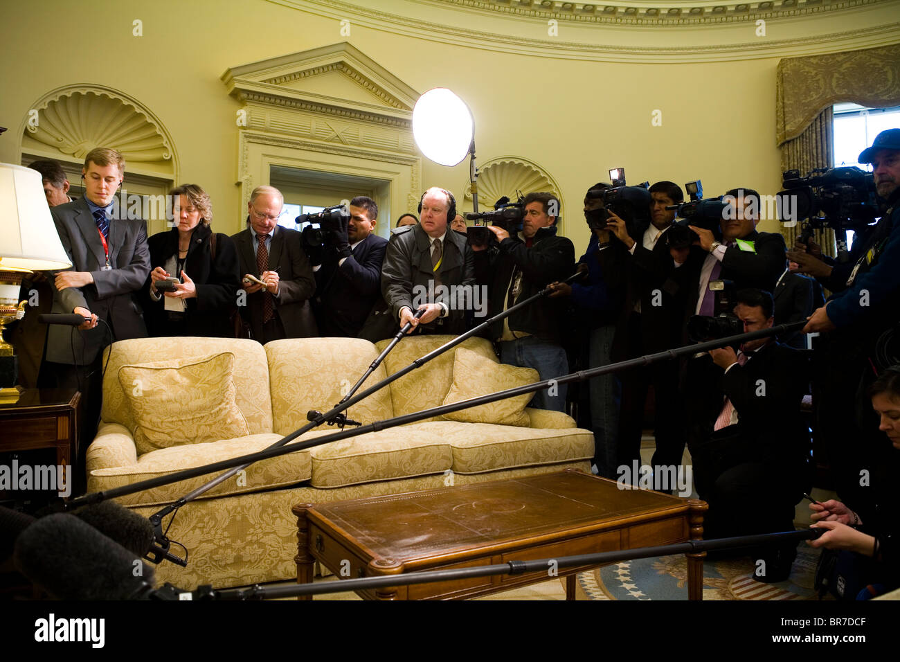 President Bush meets with Tony Saca President of El Salvador in the Oval office Stock Photo