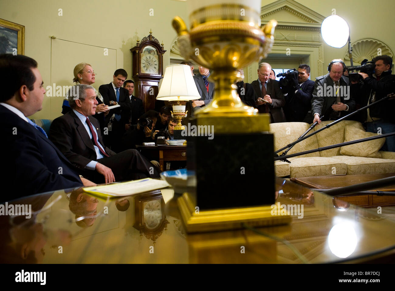 President Bush meets with Tony Saca President of El Salvador in the Oval office Stock Photo