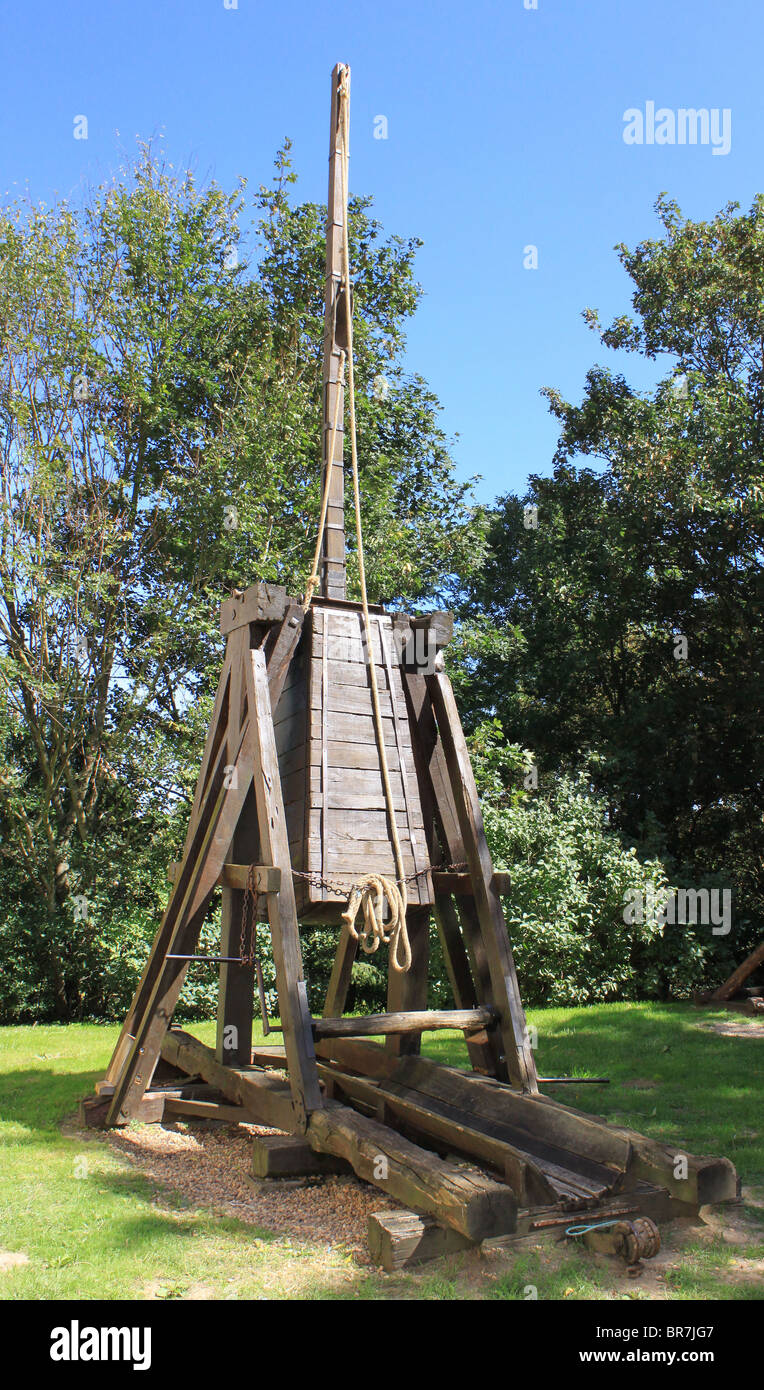photo antique d'une catapulte machine de guerre médiéval du moyen-age Stock Photo