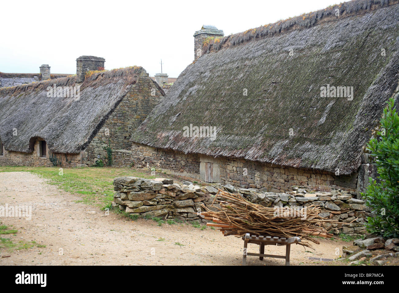 Thatched buildings, Poul Fetan, Quistinic, Morbihan, Brittany, Bretagne, France Stock Photo