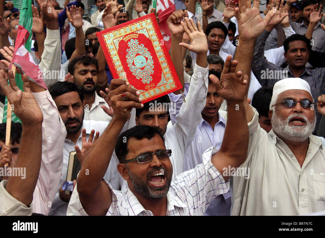 Supporters of Majlis Wahdat-e- Muslimeen (MWM) shout slogans against desecration of the Holy Quran Stock Photo