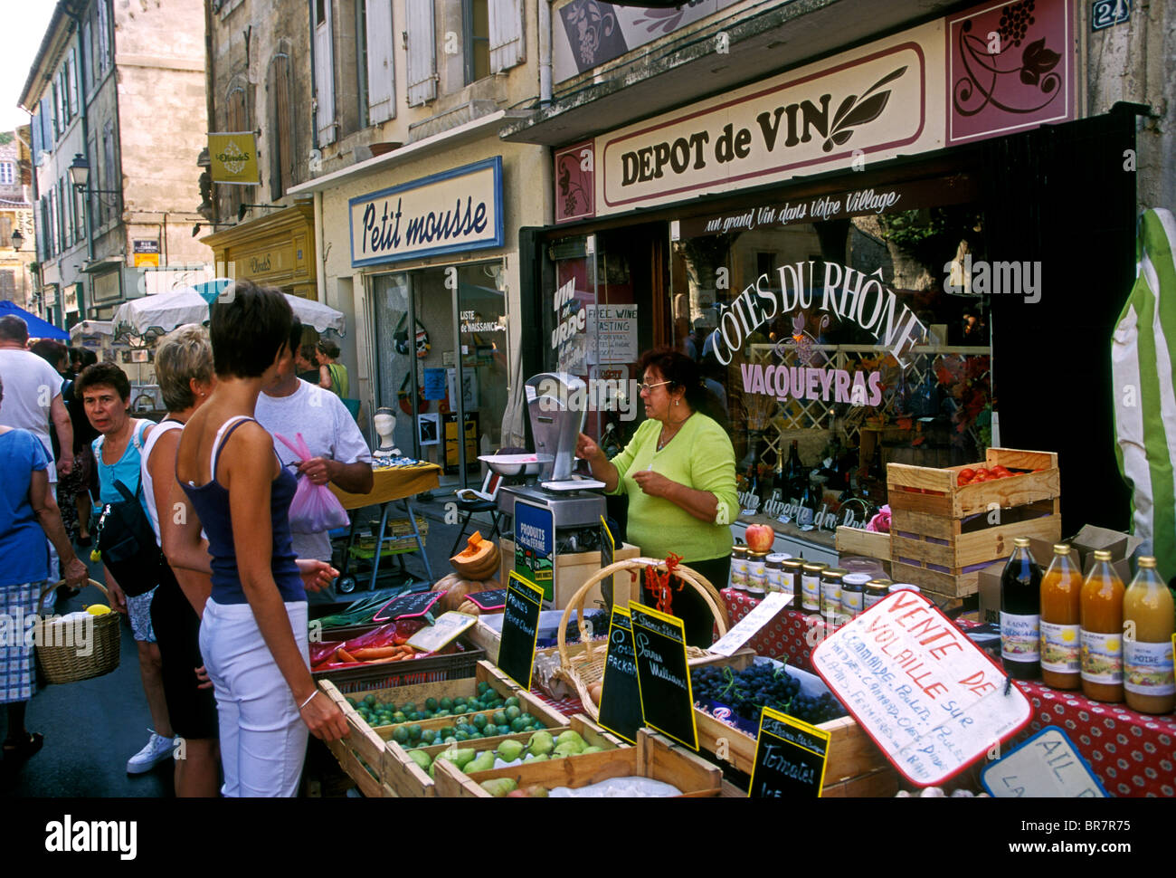 fruit and vegetable vendor, seller, selling, fresh fruit, fresh vegetables, Wednesday Market, city, Saint-Remy-de-Provence, Provence, France, Europe Stock Photo