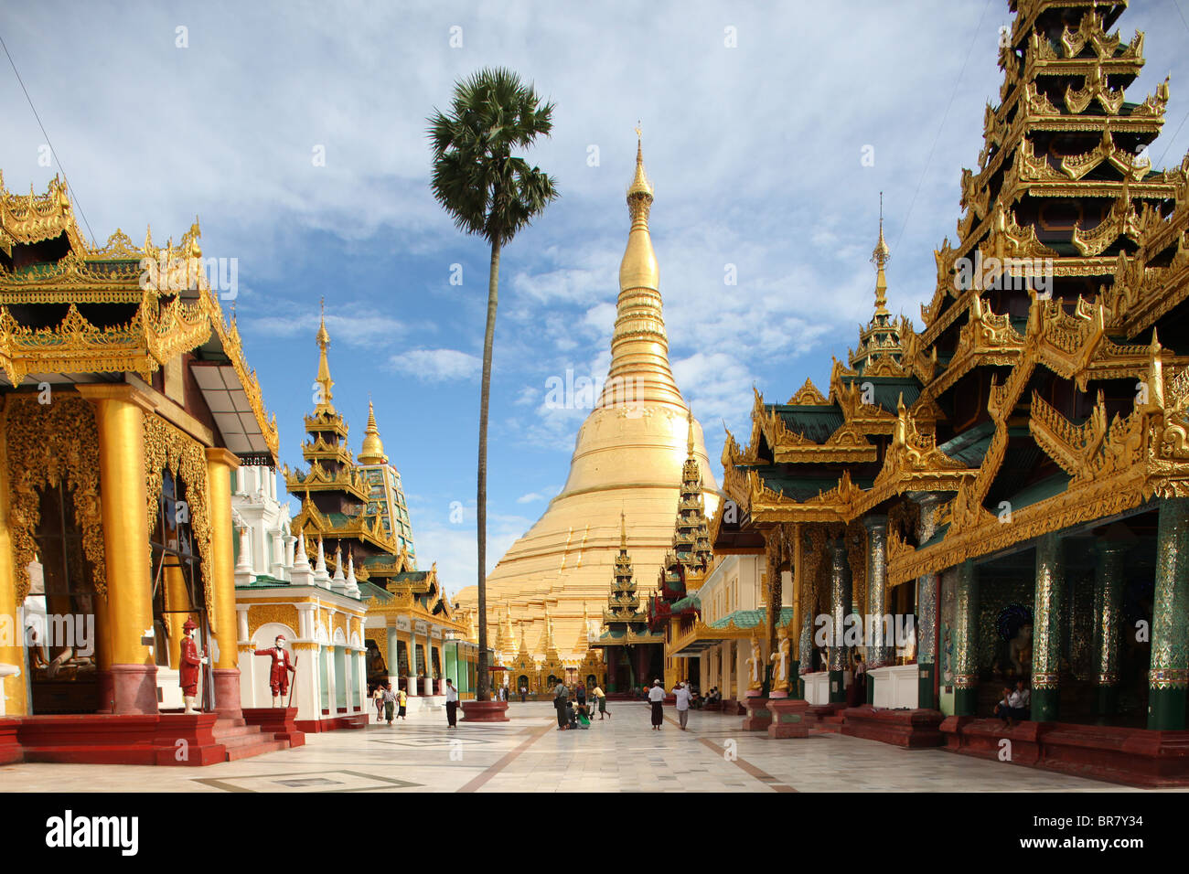 Gleaming in gold and decorated with diamonds, the huge Shwedagon Pagoda (also Shwe Dagon Pagoda or Shwedagon Paya) in Yangon Stock Photo