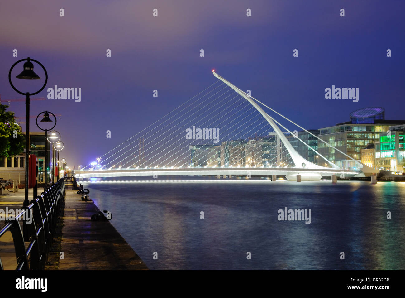Samuel Beckett Bridge in Dublin at night Stock Photo - Alamy