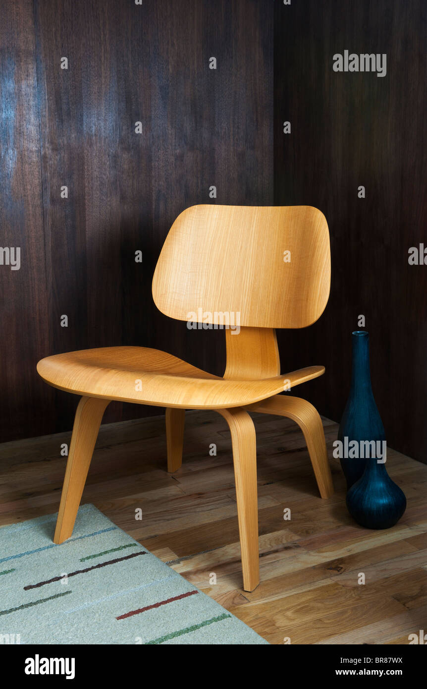 EAMES MOLDED PLYWOOD LOUNGE CHAIR Stock Photo Alamy