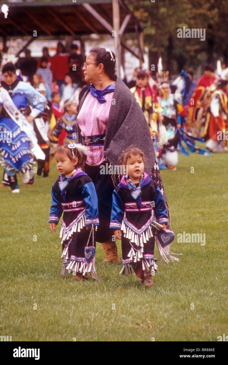 Native american indian family hi-res stock photography and images - Alamy