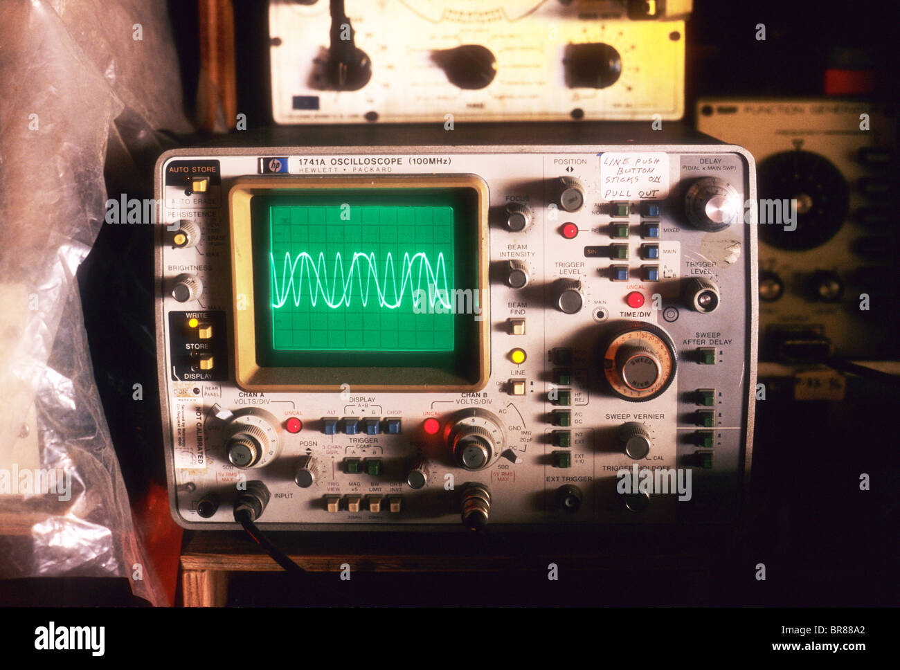 oscilloscope wave electronic measure show pattern electricity current response frequency peak