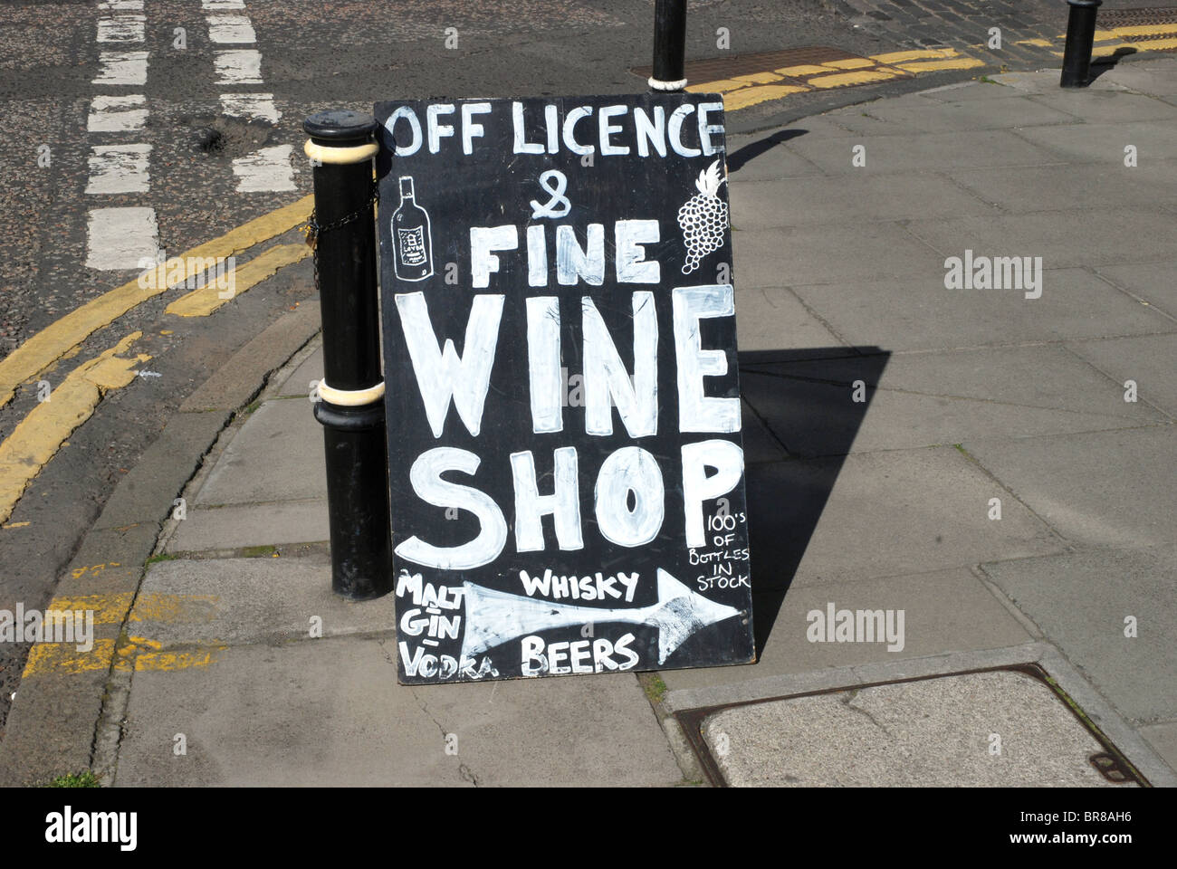 A sign pointing to an off licence in Edinburgh's New Town. Stock Photo