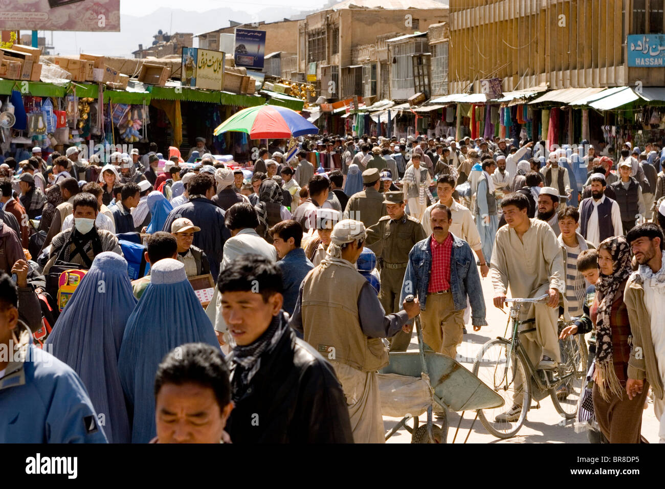 Crowds throng a busy shopping street near Mandawi Market in Kabul Stock