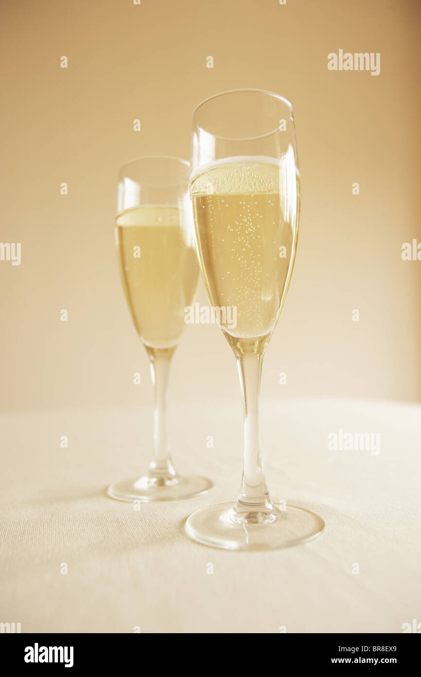 Two glasses champagne tables hi-res stock photography and images - Alamy