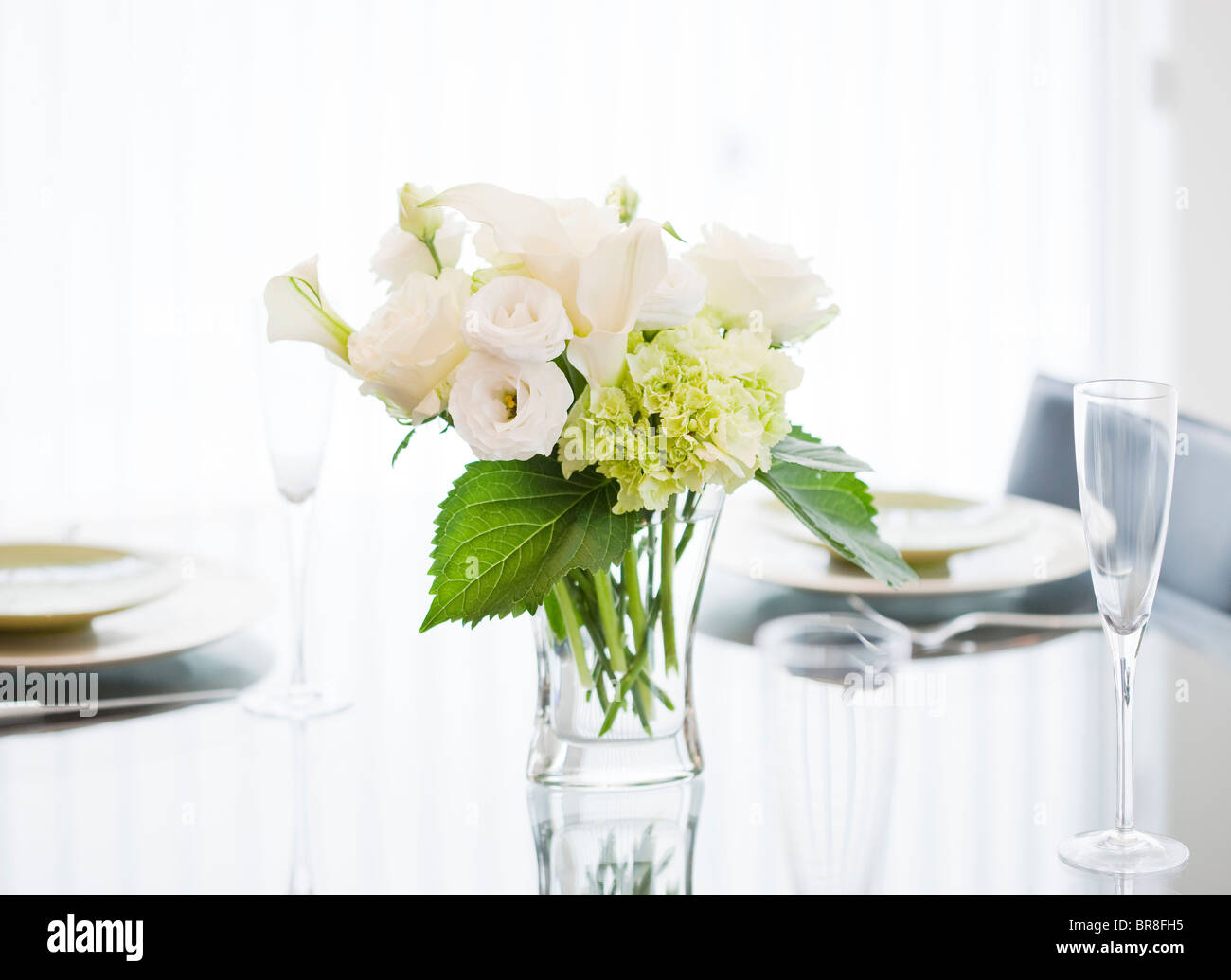 White dining hi-res stock photography and images - Alamy