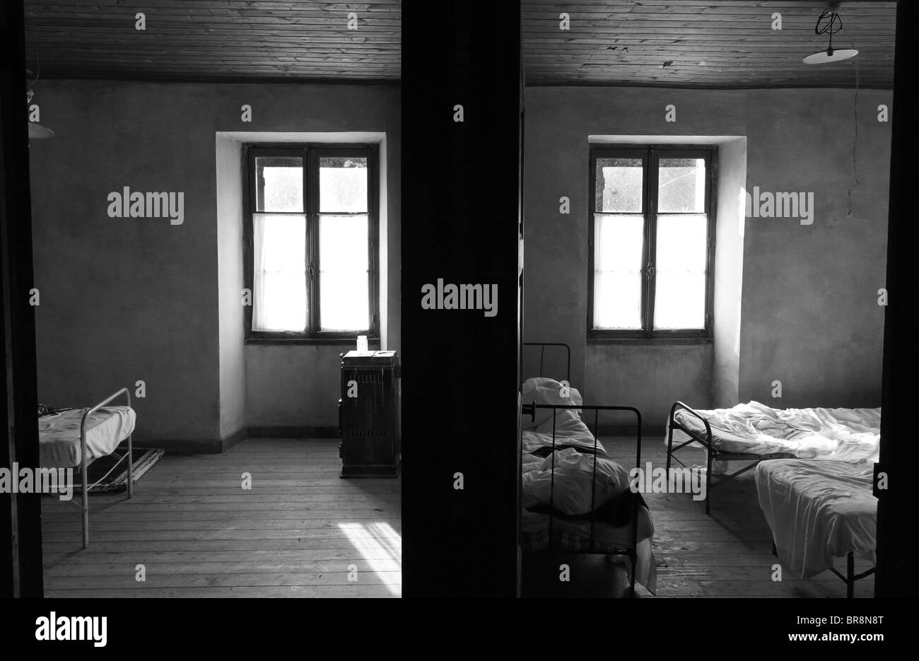 décor du film la republique des enfants tourné dans le Vercors noir et blanc chambre shooting of French movie black white lit Stock Photo