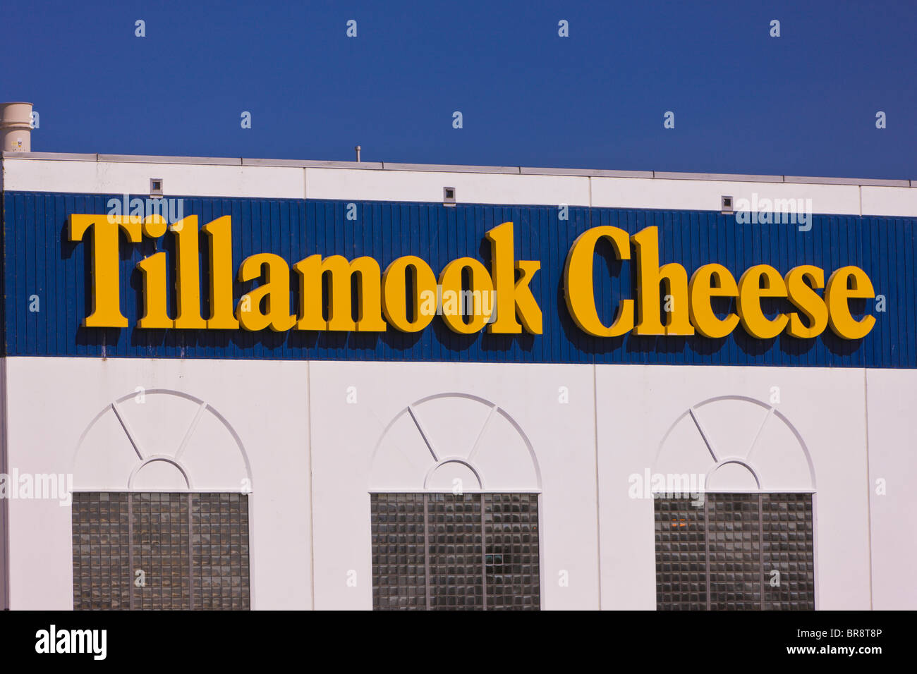 https://c8.alamy.com/comp/BR8T8P/tillamook-oregon-usa-tillamook-cheese-factory-building-exterior-BR8T8P.jpg