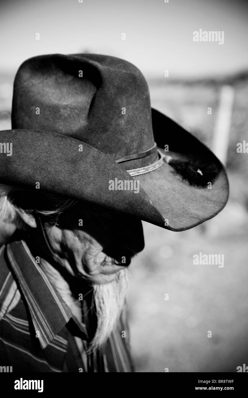 Old man wearing cowboy hat hi-res stock photography and images - Alamy
