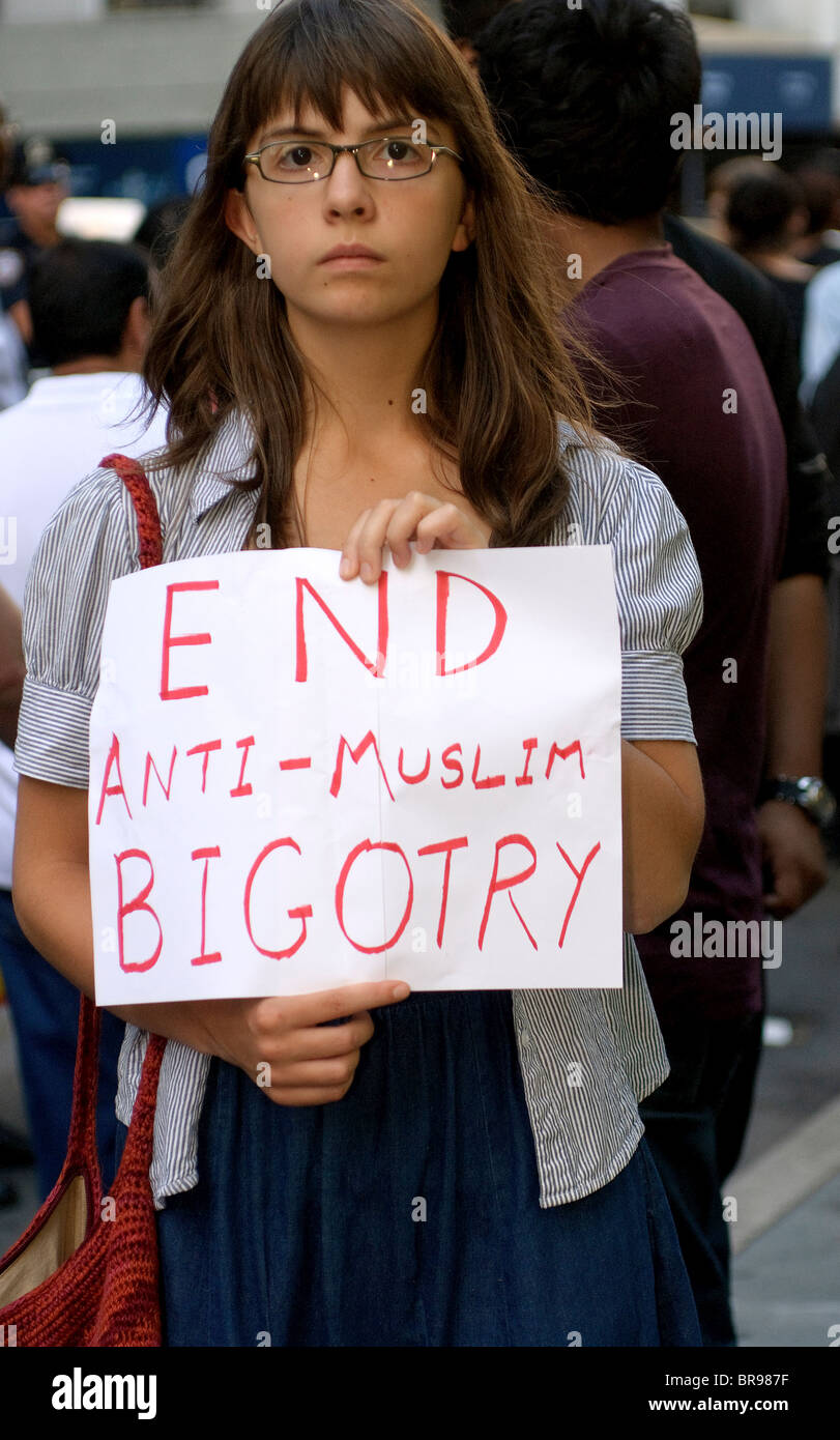 Protester in favor of freedom of religion and the opening of the Islamic center near ground zero, Manhattan on 911/ 2010 Stock Photo