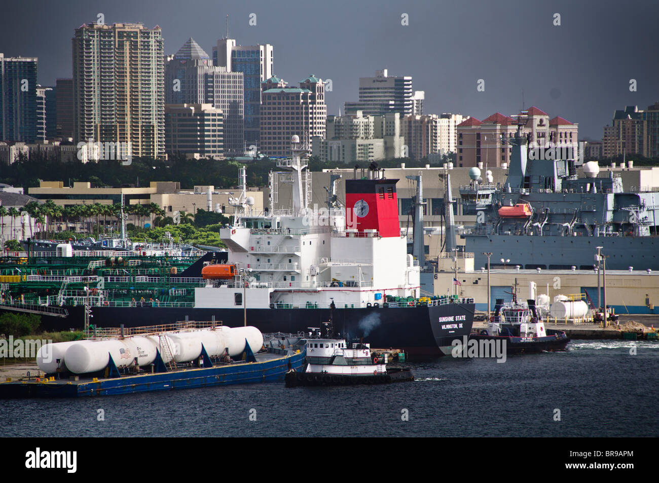 Port Everglades, Florida, USA. Oil tanker, Sunshine State docking with assistance of Seabulk Towing tug, New River. Stock Photo
