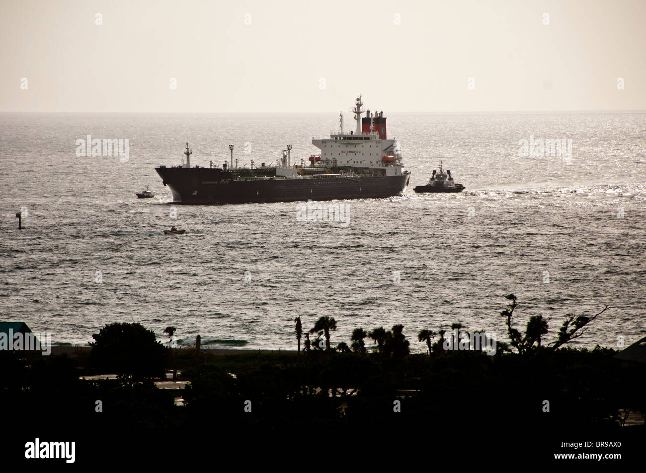 Port Everglades, Florida, USA. Oil tanker, Sunshine State docking with assistance of Seabulk Towing tug, New River. Stock Photo