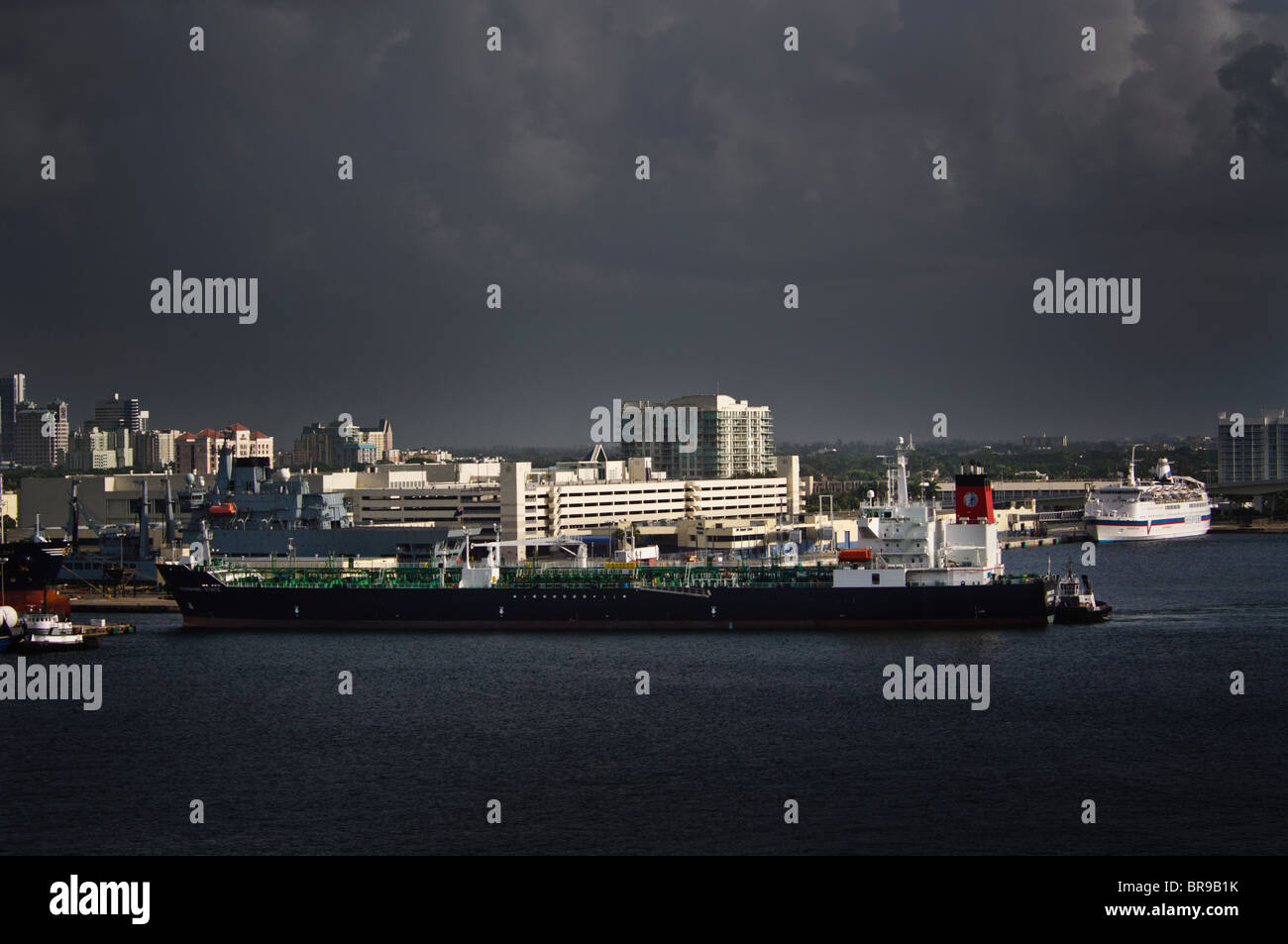 Port Everglades, Florida, USA. Oil tanker, Sunshine State docking with assistance of Seabulk Towing tug, New River. Stock Photo