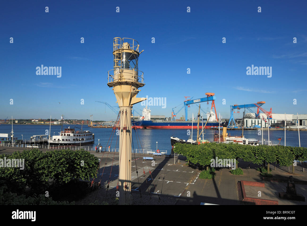 Kieler Hafen, Museumsbruecke mit Leuchtturm des Schiffahrtsmuseums und HDW-Werft, Kiel, Kieler Foerde, Ostsee, Schleswig-Holstein Stock Photo
