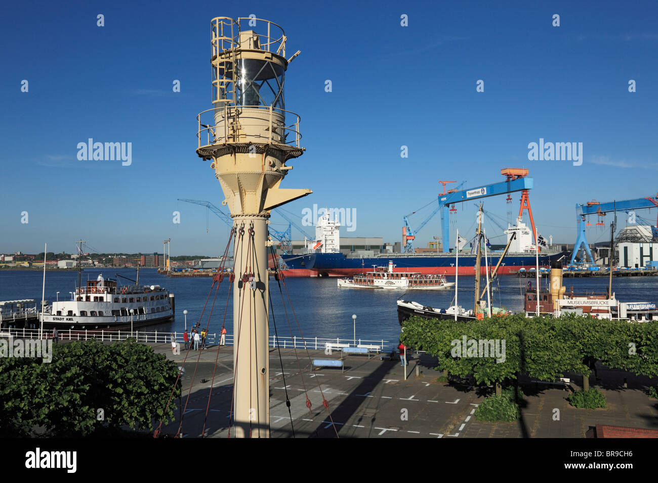 Kieler Hafen, Museumsbruecke mit Leuchtturm des Schiffahrtsmuseums und HDW-Werft, Kiel, Kieler Foerde, Ostsee, Schleswig-Holstein Stock Photo