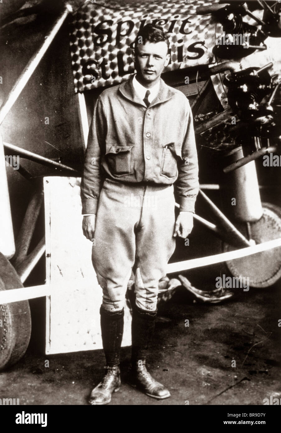 1920s 1927 PORTRAIT OF AVIATOR PILOT CHARLES LINDBERGH STANDING BY PLANE SPIRIT OF ST. LOUIS Stock Photo