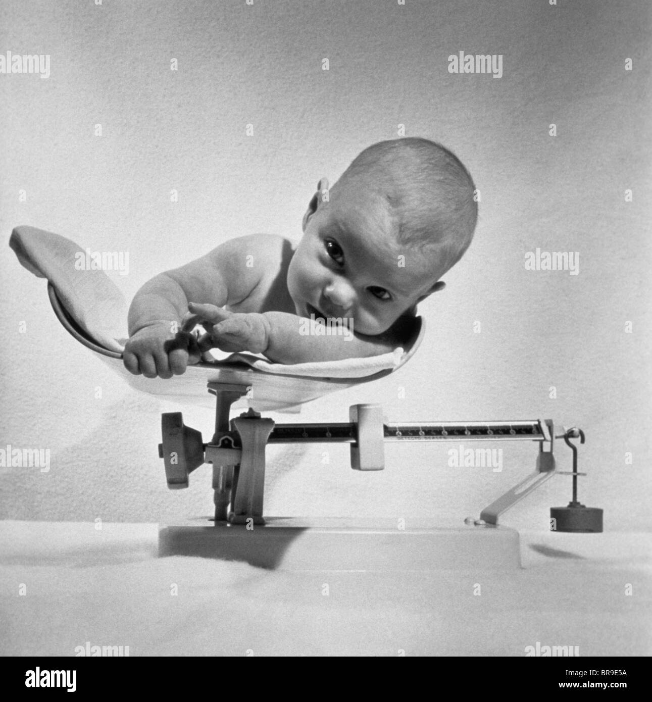 https://c8.alamy.com/comp/BR9E5A/1940s-1950s-baby-lying-on-scale-being-weighed-BR9E5A.jpg
