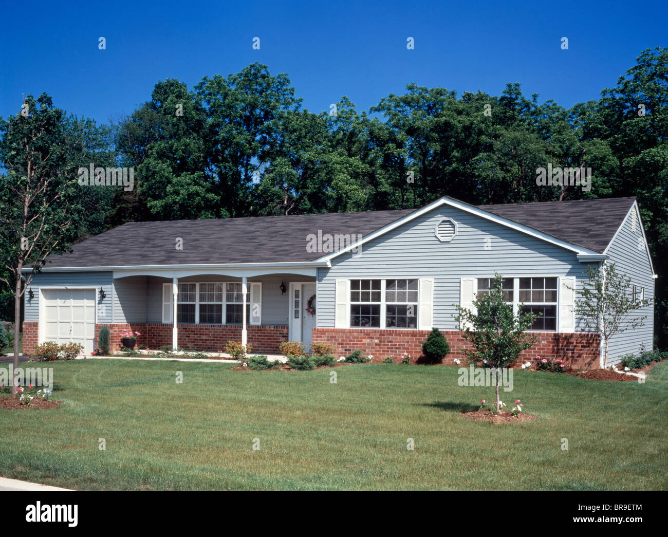 1960s 1970s SINGLE STORY RANCH STYLE HOME WITH LAWN Stock Photo