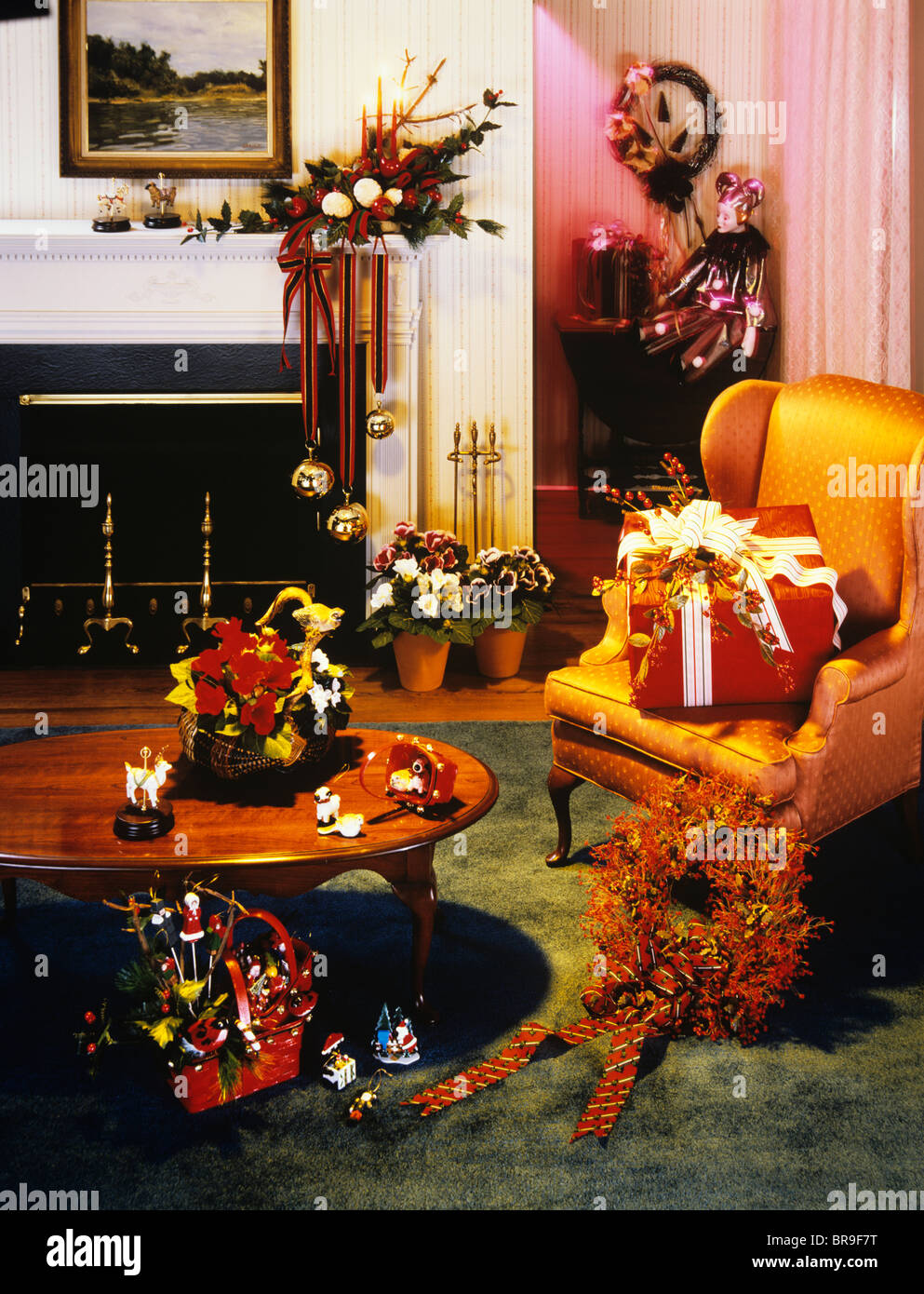 1970s LIVING ROOM INTERIOR DECORATED FOR CHRISTMAS Stock Photo