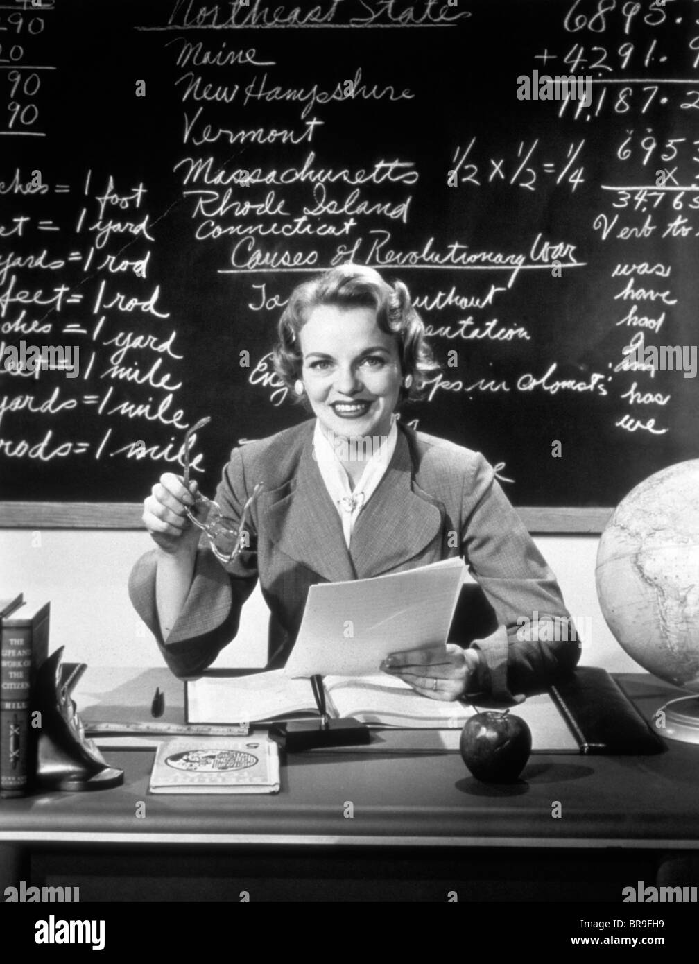 Чулки в ретро стиле. Школа 1950 учителя. Учитель винтаж. Винтаж училка. Библиотекарша в юбке.