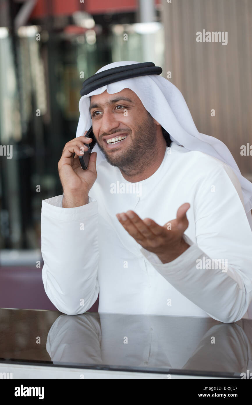 Телефон арабов. Шейх с телефоном. Шейхи по тел. Араб говорит. Араб разговаривает по телефону.
