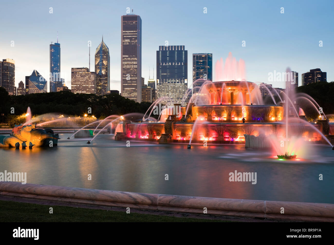 Buckingham Fountain in downtown of Chicago Stock Photo Alamy