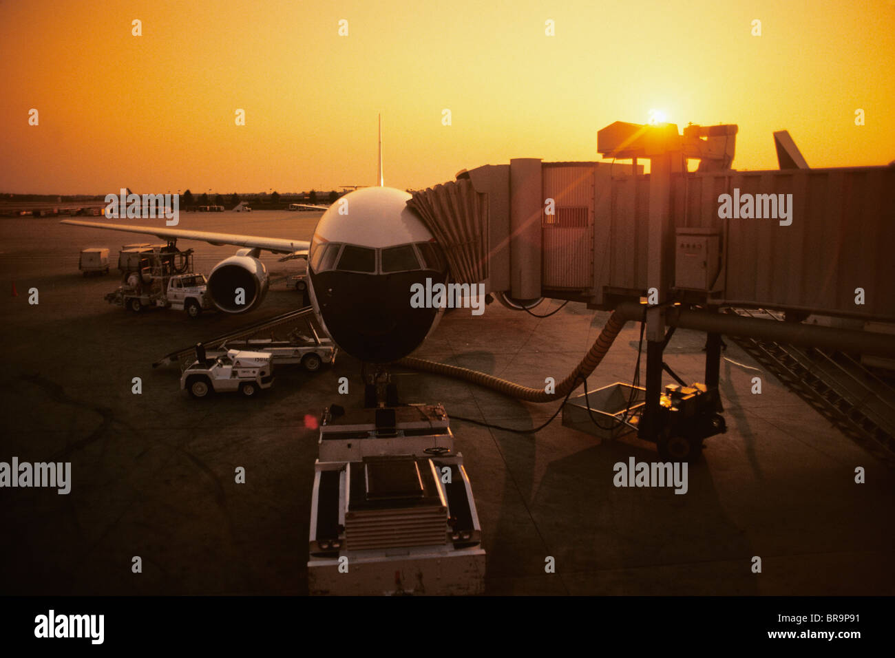 Airplane boarding tunnel hi-res stock photography and images - Alamy