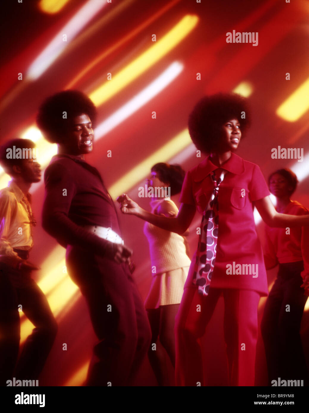 1970s AFRICAN AMERICAN GROUP COUPLE DANCING FLASHING DISCO LIGHTS Stock Photo