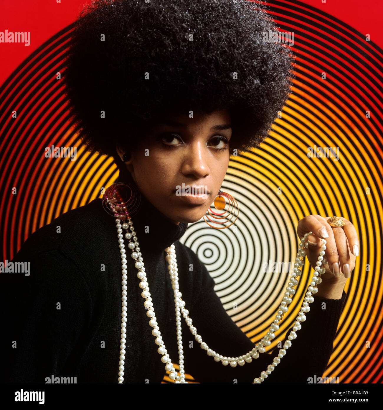 1970s PORTRAIT OF YOUNG AFRICAN AMERICAN WOMAN WITH AFRO STYLE HAIR AND ...