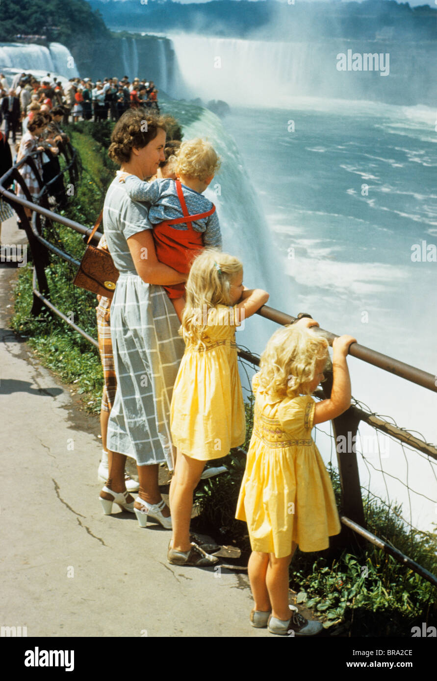 1950s MOTHER AND CHILDREN LOOKING AT NIAGARA FALLS NEW YORK Stock Photo