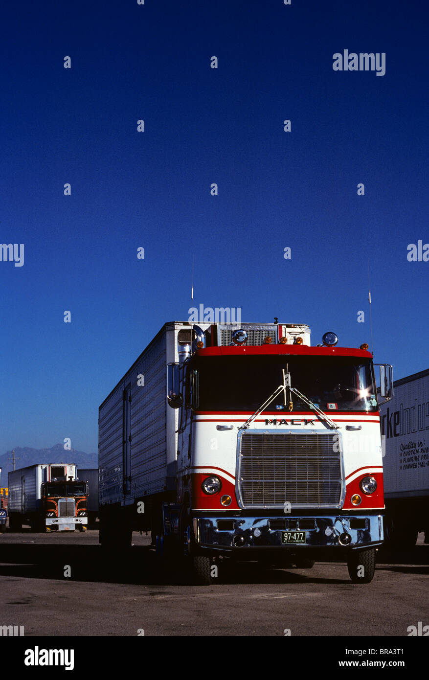 1980s MACK TRUCK PARKED AT TRUCK STOP Stock Photo