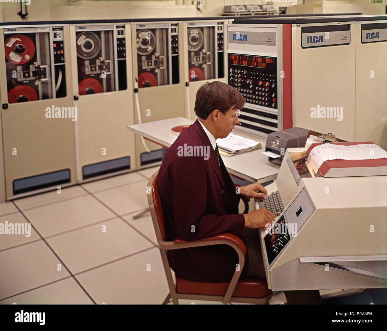 1960s 1970s MAN MAINFRAME COMPUTER TECHNICIAN Stock Photo