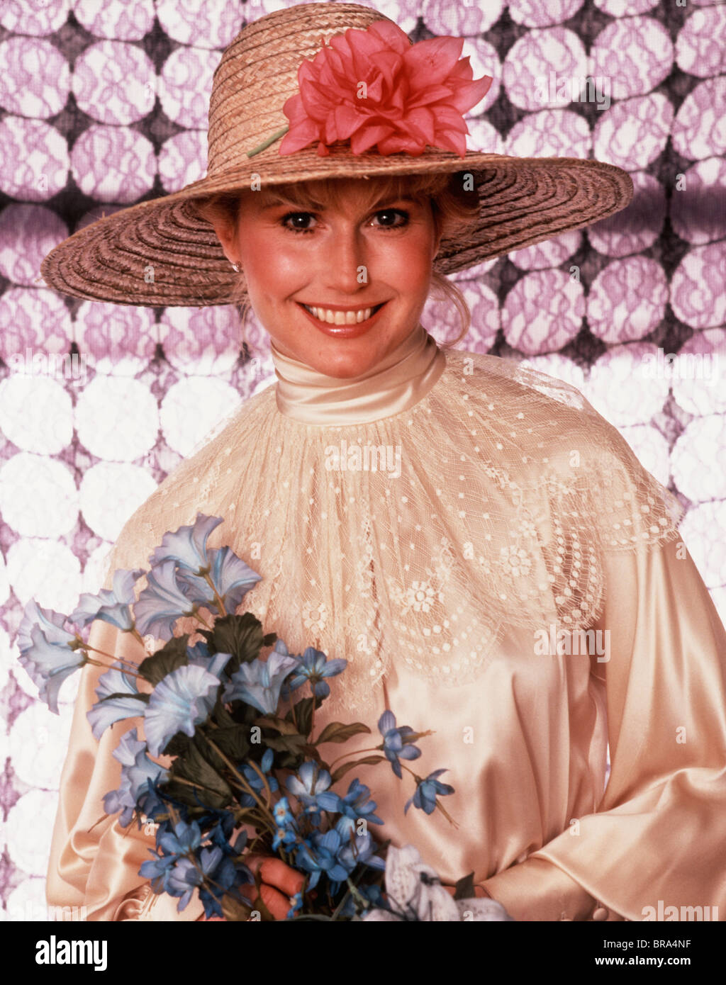 STRAW HAT WITH A PINK FLOWER 