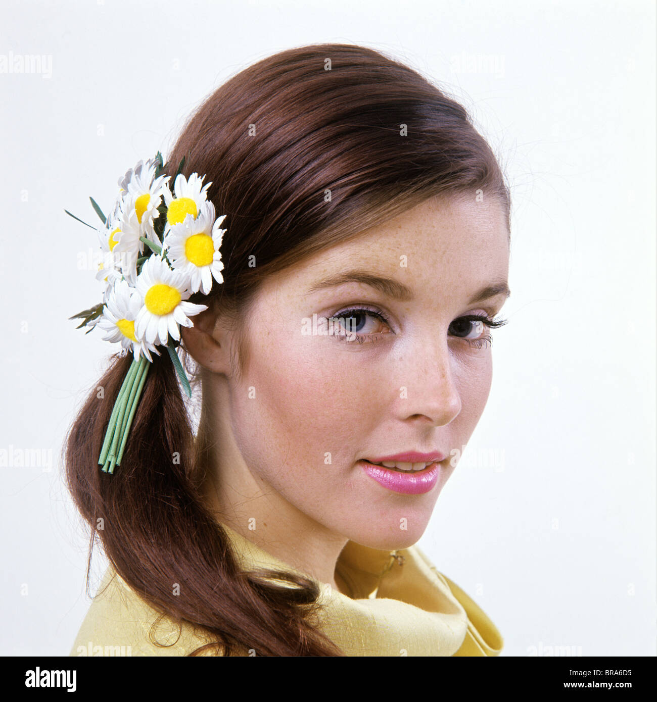 Woman wearing daisies in hair hires stock photography and images Alamy