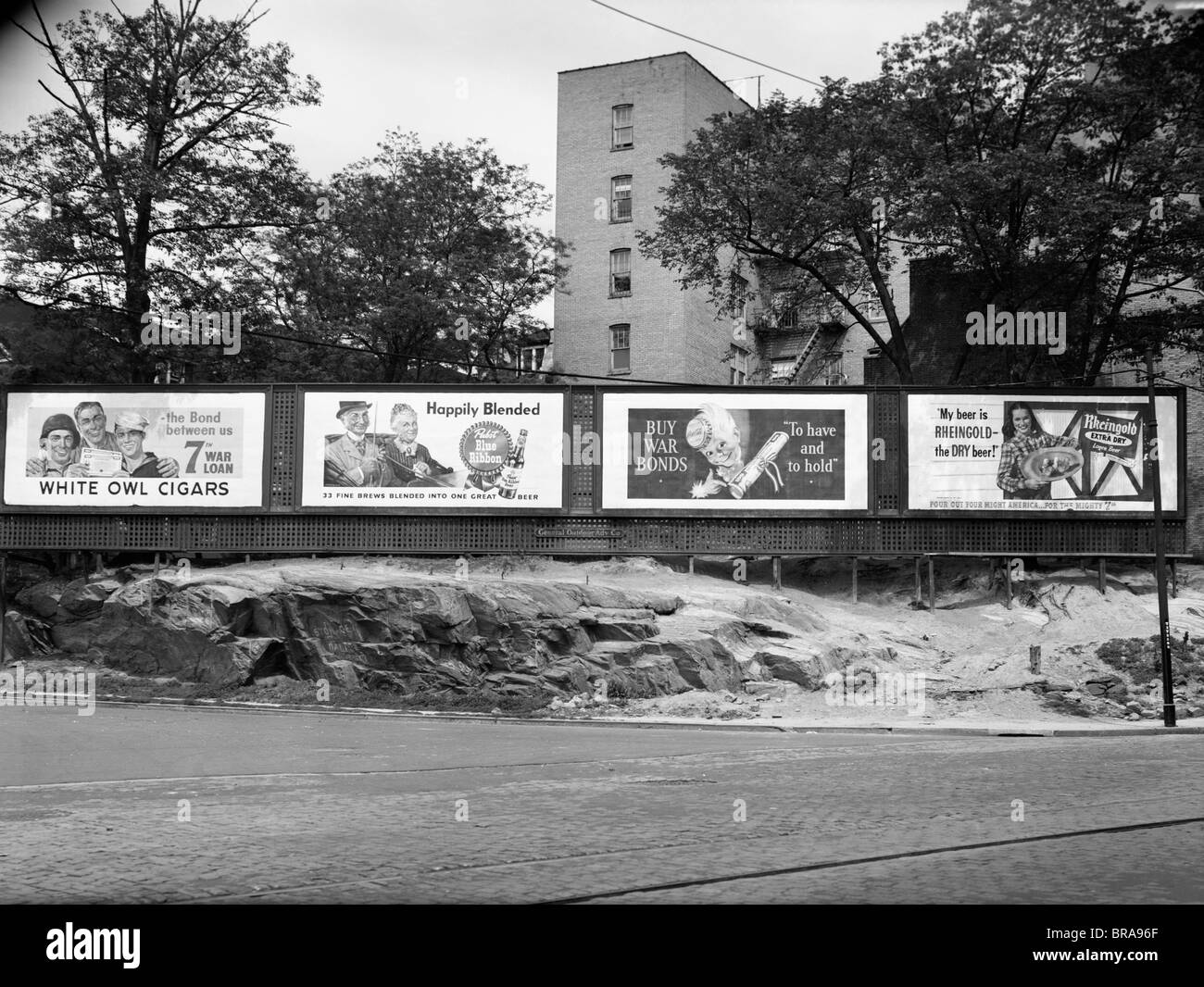 1940s 1945 WARTIME BILLBOARDS FOR CIGARS BEER COCA COLA ALL PROMOTING WAR BONDS BURNSIDE AVENUE IN THE BRONX NEW YORK Stock Photo