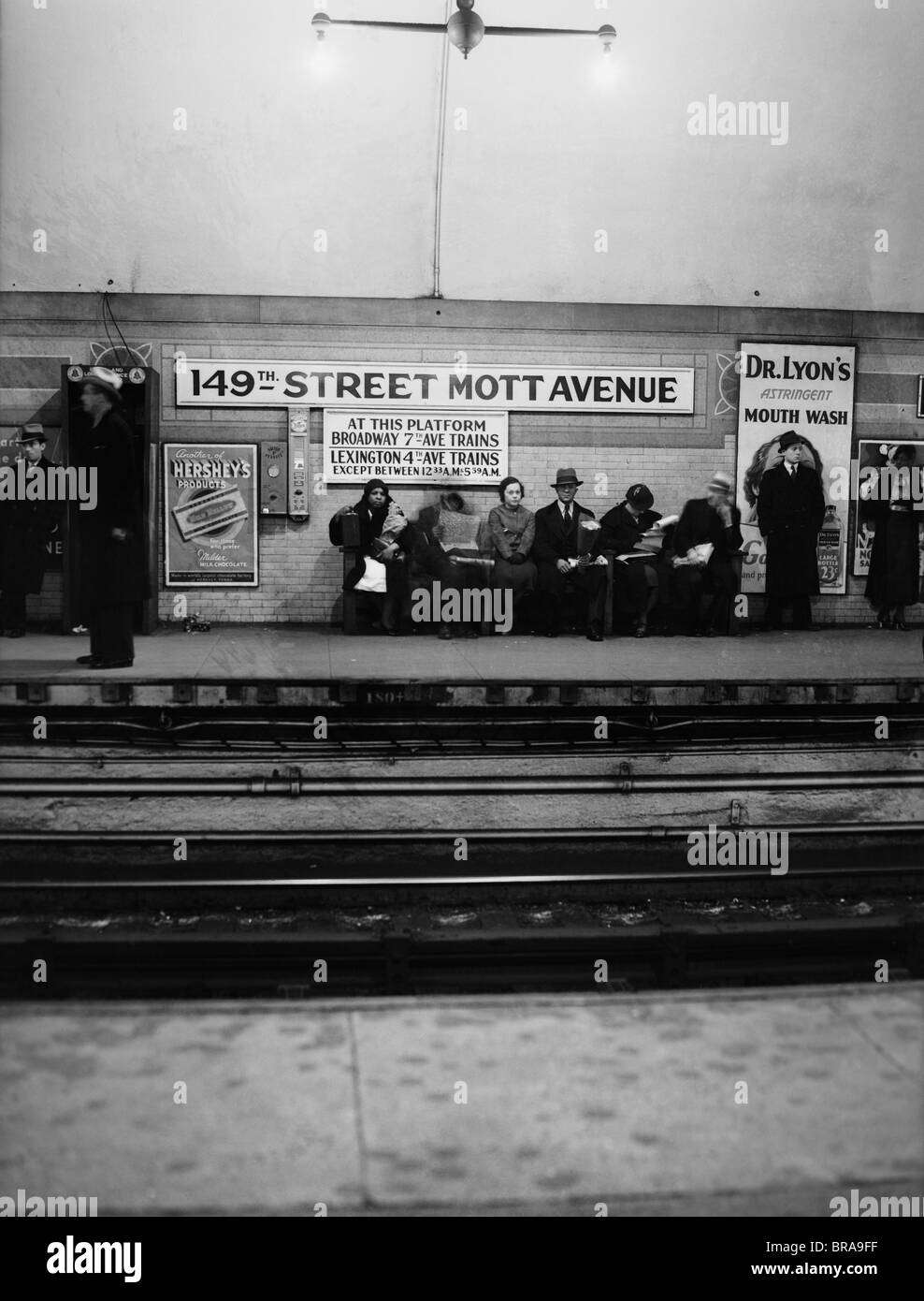 1930s MEN AND WOMEN WAITING FOR SUBWAY TRAIN 149th STREET MOTT AVENUE BRONX  NEW YORK CITY Stock Photo - Alamy