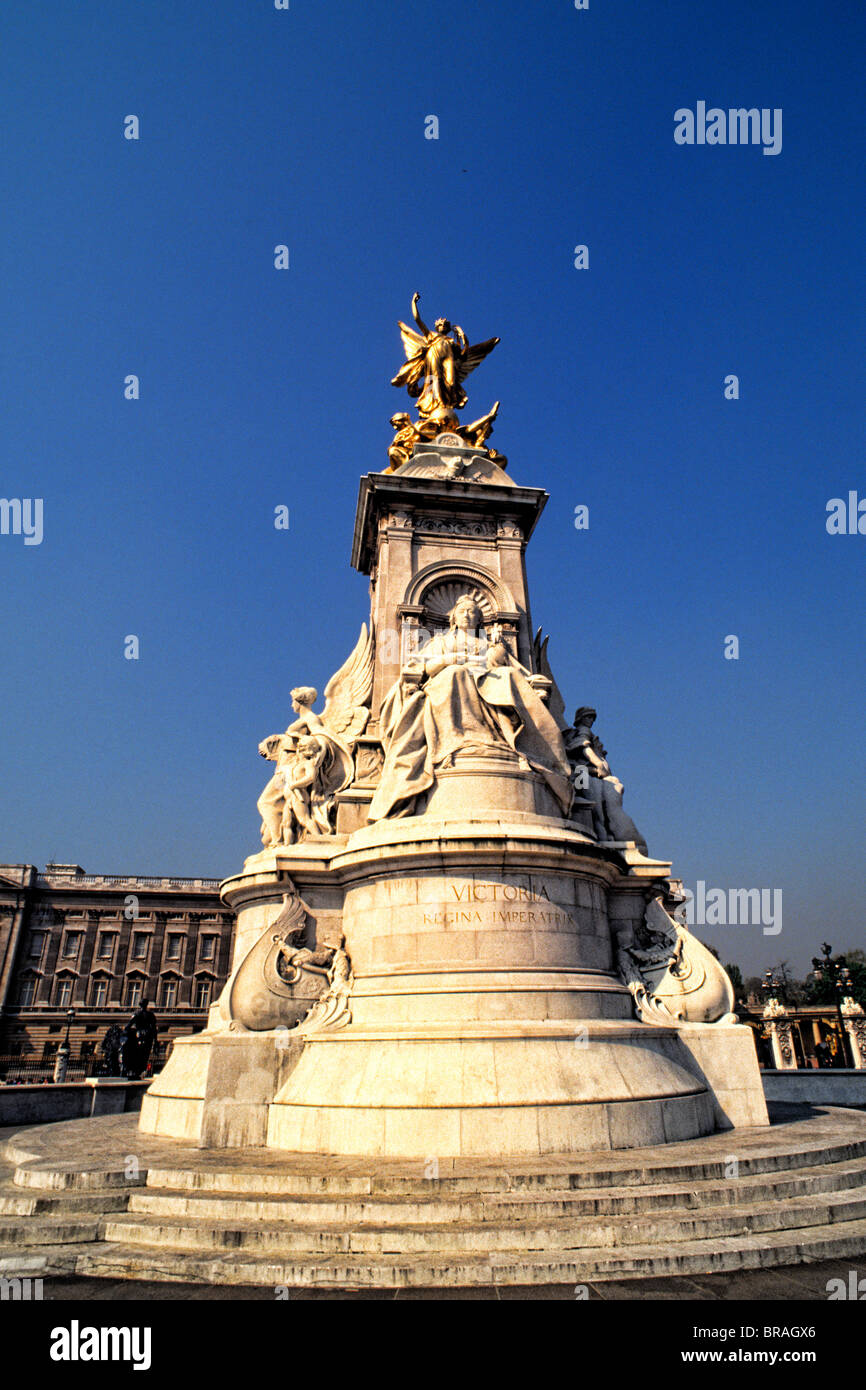 Victoria statue in London England Stock Photo Alamy