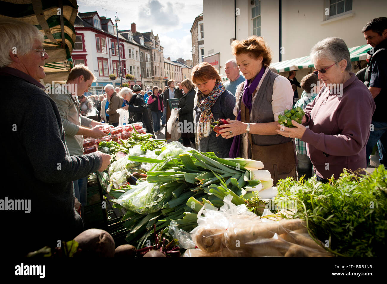 ELISABETH LUARD, writer,  buying fresh local vegetables a Aberystwyth farmers market and food festival September 2010, Wales UK Stock Photo