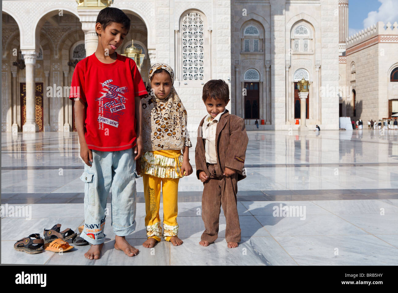 Children outside Al Saleh Mosque, Sana'a, Yemen Stock Photo