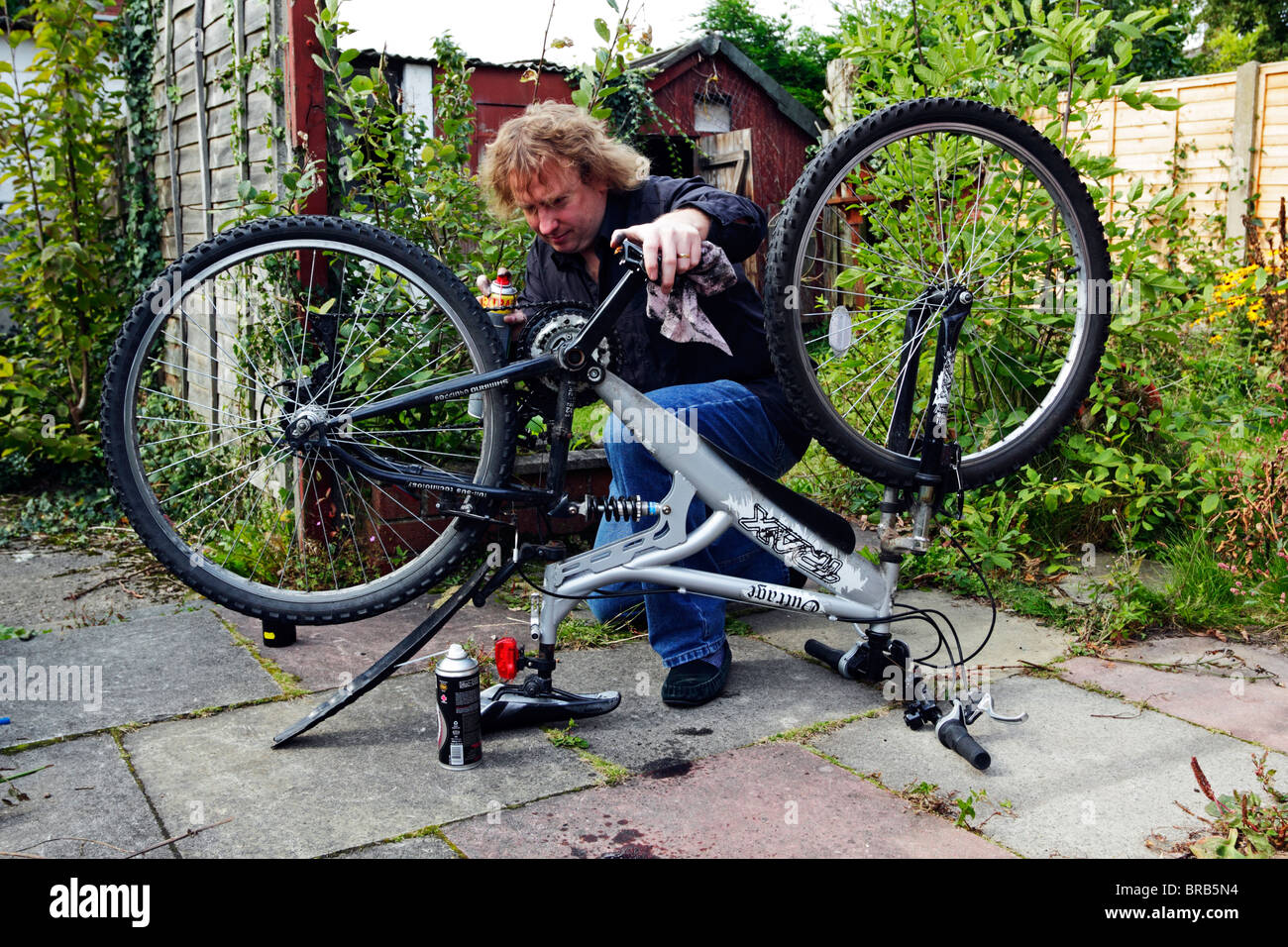 cleaning mountain bike