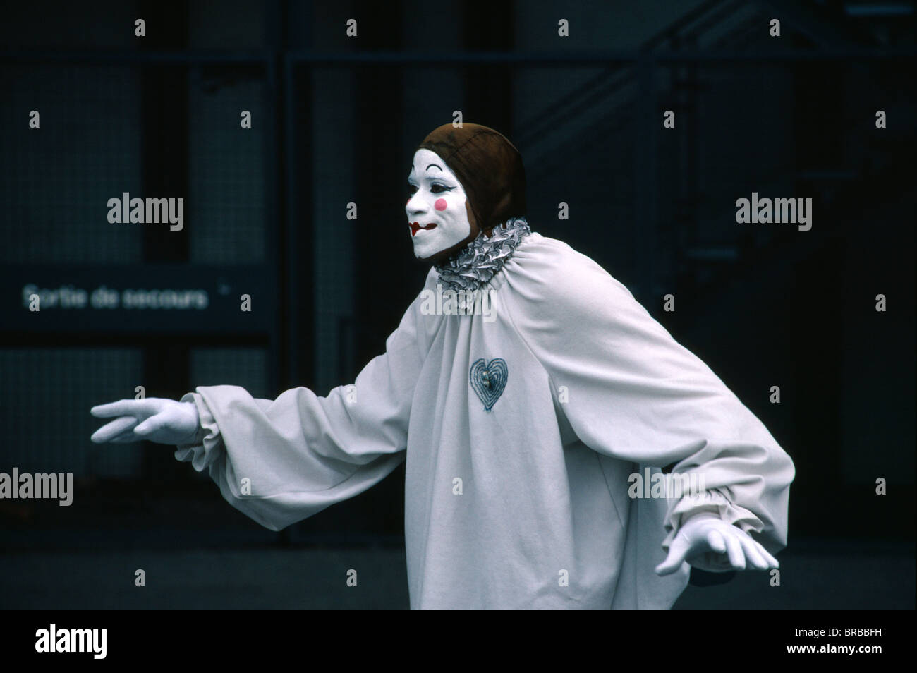 France Ile de France Paris George Pompidou Centre in Les Halles Beauborg Mime Artist Dressed As A Pierrot Clown Performing Stock Photo